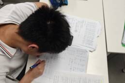 Mesa de estudio preparada para los exámenes de la primera evaluación
